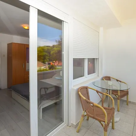 Iris Apartment *